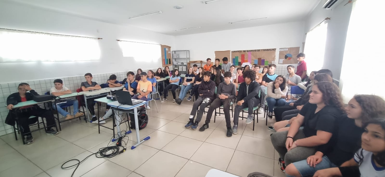 Turma (~25–30) — notebook e projetor
